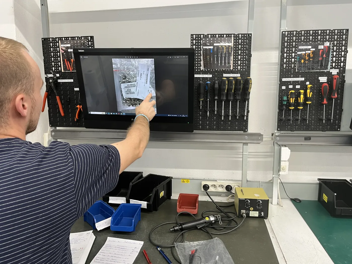 Electronic equipment rack installation and cable management